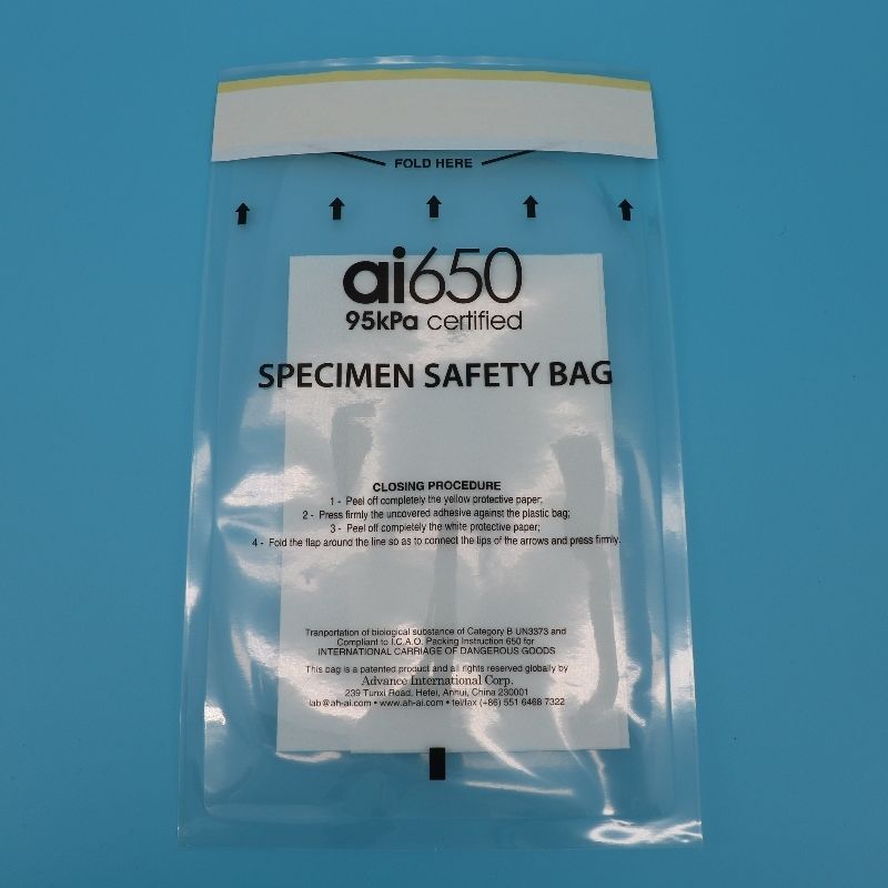 Un sac de prélèvement médical de 95 kPa sécurisé avec des tampons et des tubes absorbants pour un stockage sûr des échantillons de danger biologique.